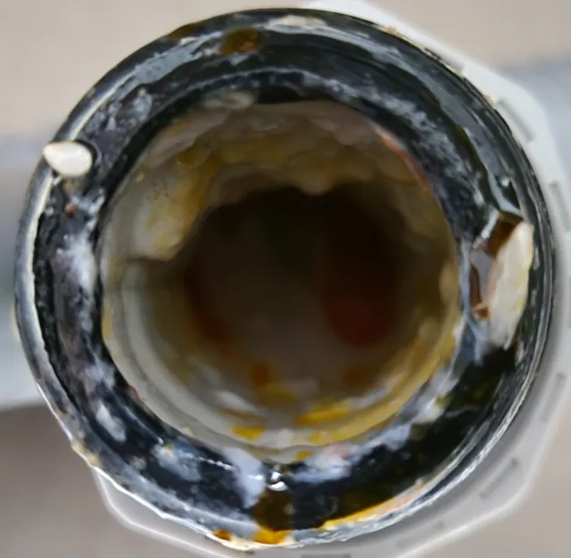 배관 입구에 쌓인 오염물
