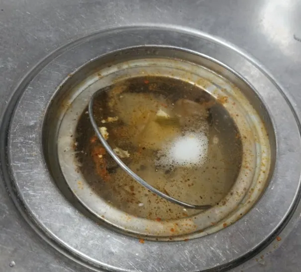 주방 배수구에 고인 물