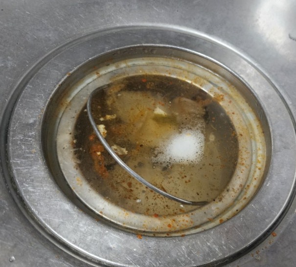 경기광주 싱크대막힘 물이 내려가지 않고 차 있는 배수구 모습