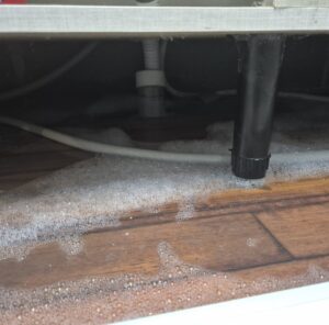 싱크대막힘 증상 역류 발생 장면