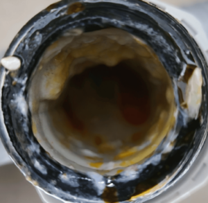 기름 슬러지 싱크대막힘의 원인이 됨