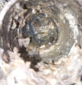 싱크대막힘의 원인이 되는 노후된 배관의 거칠어짐