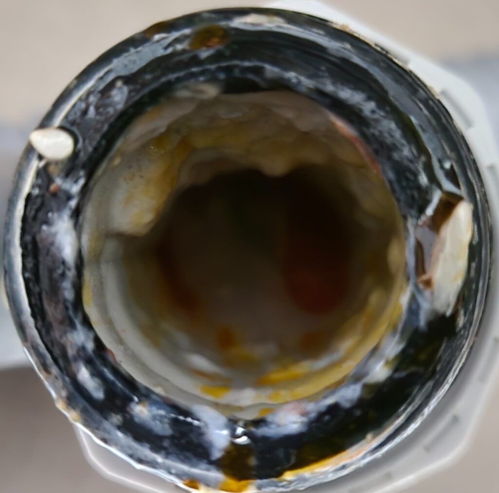 경기광주 싱크대막힘 배관 내부 기름 슬러지 침전 상태