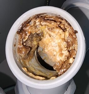 싱크대막힘 원인을 만드는 배관 내부 기름 슬러지 구조