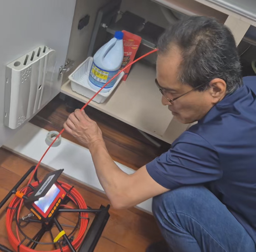 경기광주 싱크대막힘 내시경으로 배관 내부를 점검하는 모습