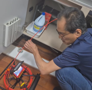 전문기사가 싱크대막힘 원인을 내시경으로 진단함